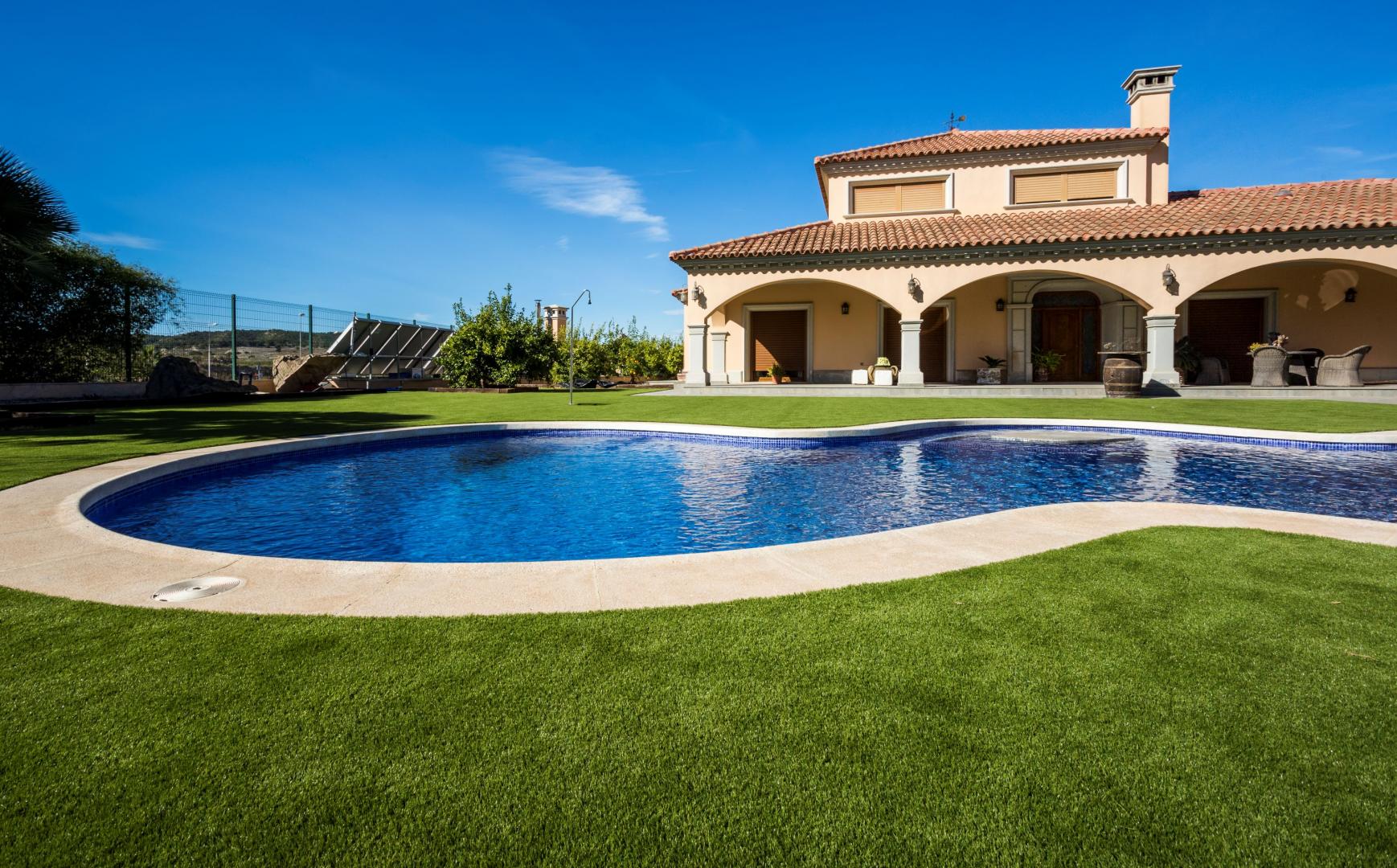 Swimming pool with artificial grass