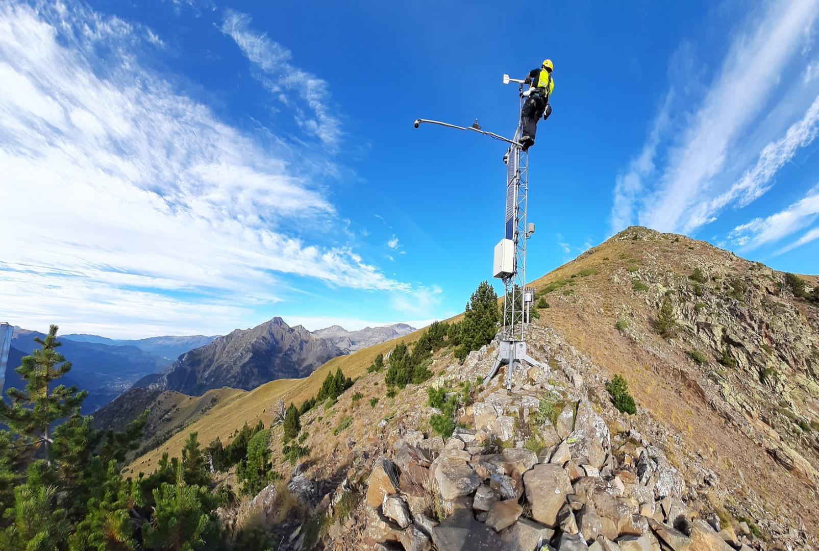 Meteorologia-estazioa (2.362m) neguko bide kudeatzeko errepidean a los Ospitalea hiru erregeen mahaia linzako aterpetxetik